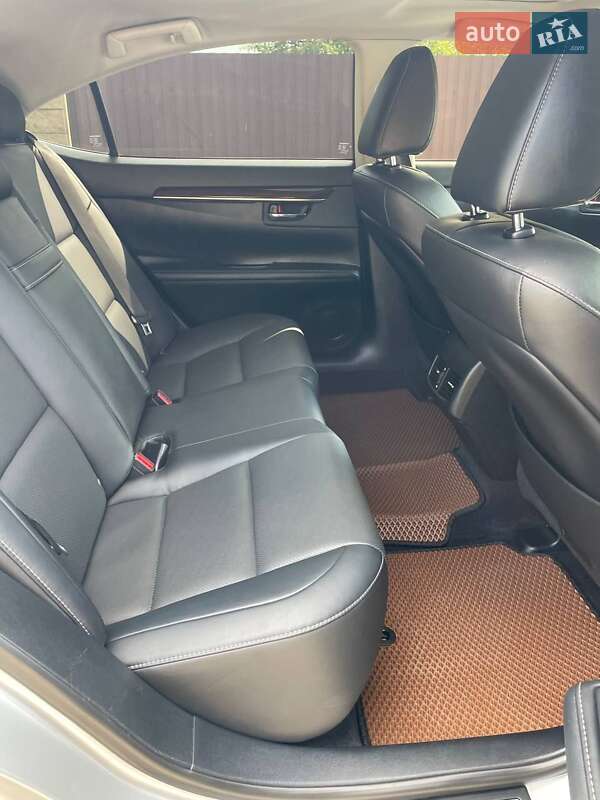 Седан Lexus ES 2014 в Киеве