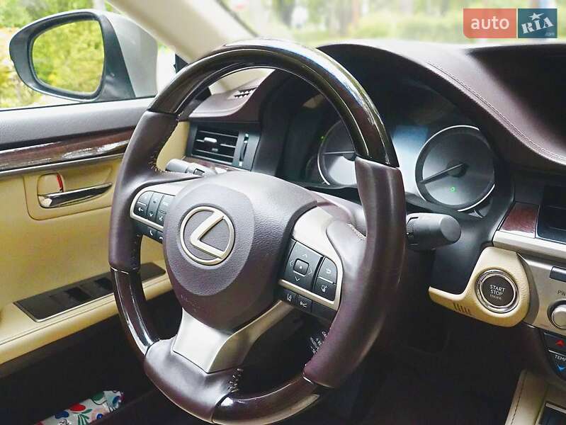 Седан Lexus ES 2018 в Киеве
