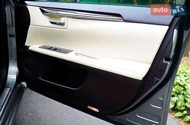 Седан Lexus ES 2018 в Киеве