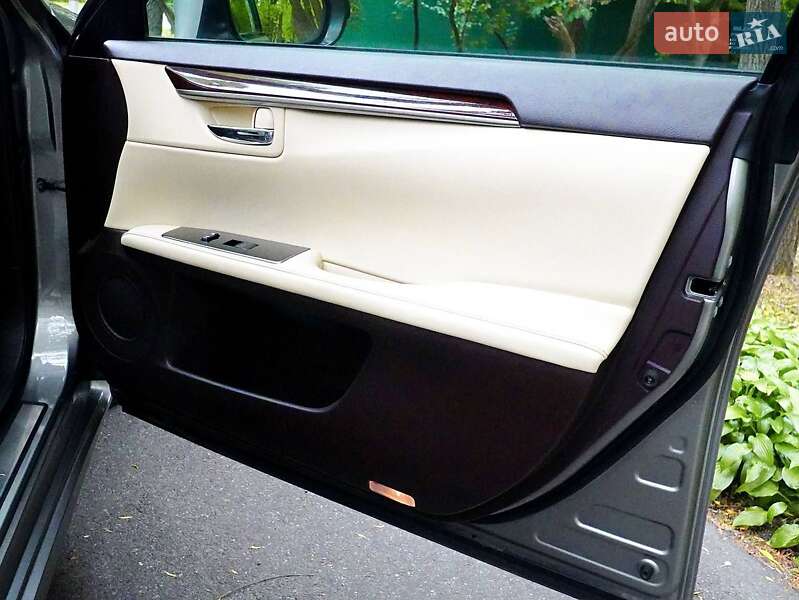 Седан Lexus ES 2018 в Киеве