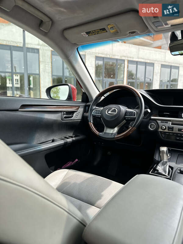 Седан Lexus ES 2017 в Львові