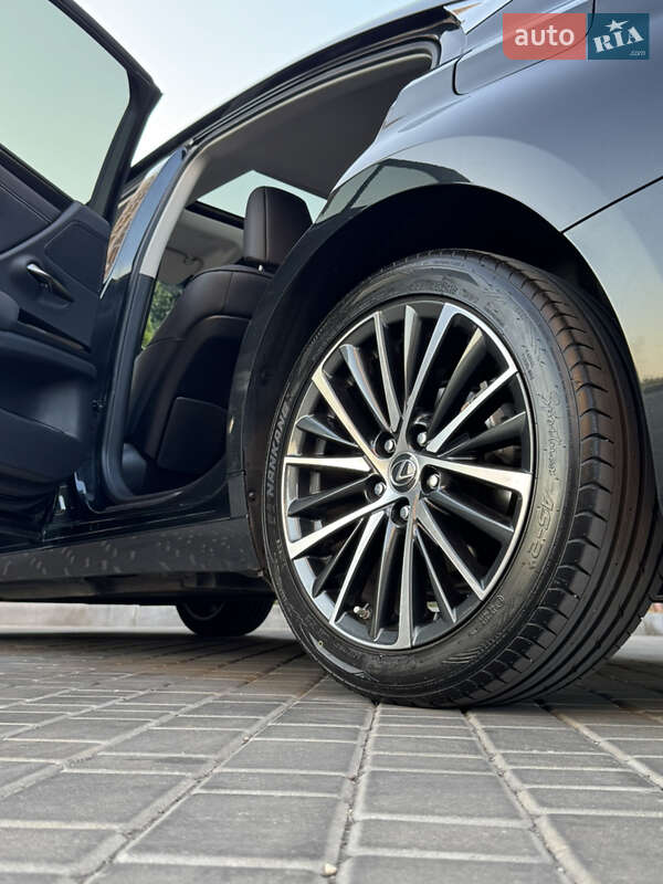 Седан Lexus ES 2023 в Одесі