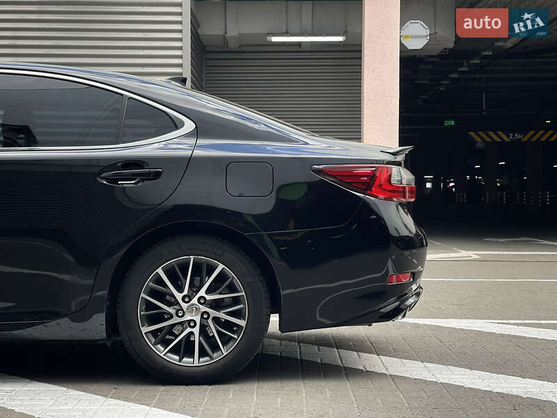 Седан Lexus ES 2016 в Киеве