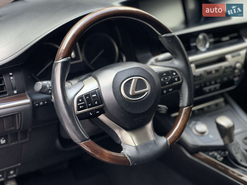 Седан Lexus ES 2016 в Киеве