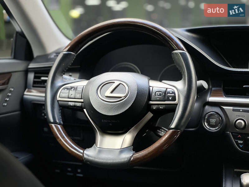 Седан Lexus ES 2016 в Киеве