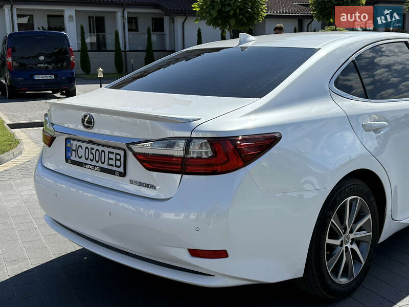 Седан Lexus ES 2016 в Львові