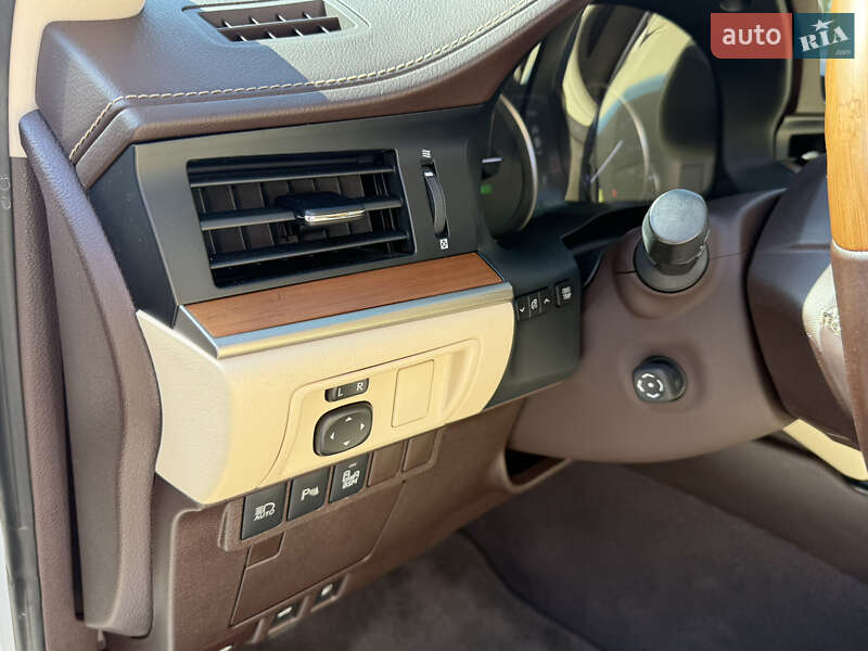 Седан Lexus ES 2016 в Львові