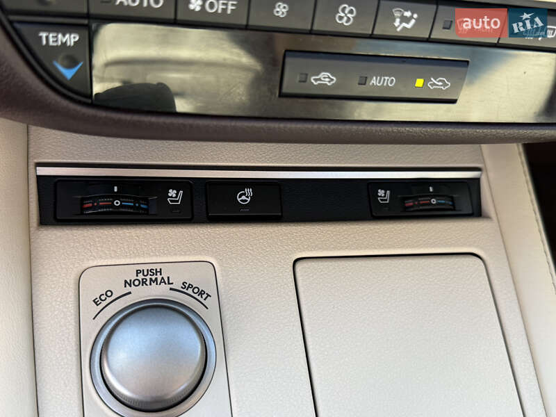 Седан Lexus ES 2016 в Львові