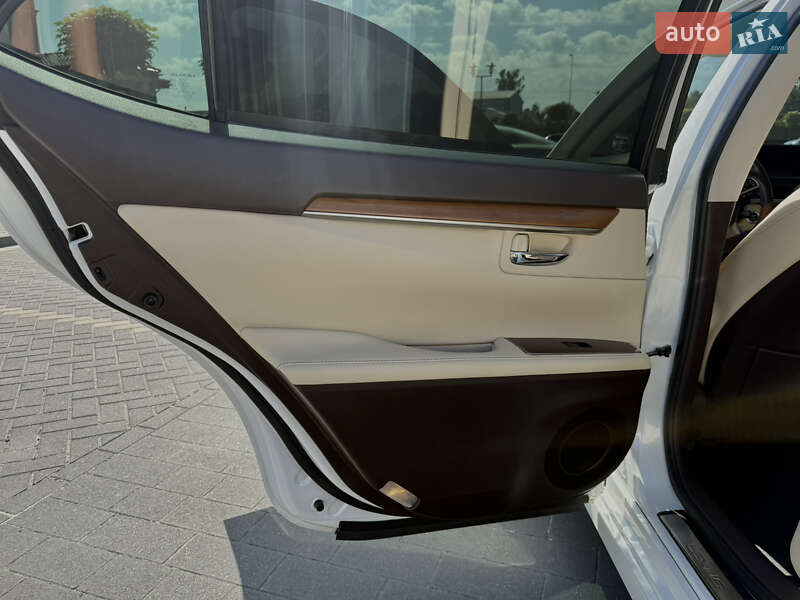 Седан Lexus ES 2016 в Львові