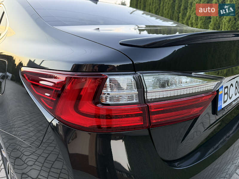 Седан Lexus ES 2016 в Львове