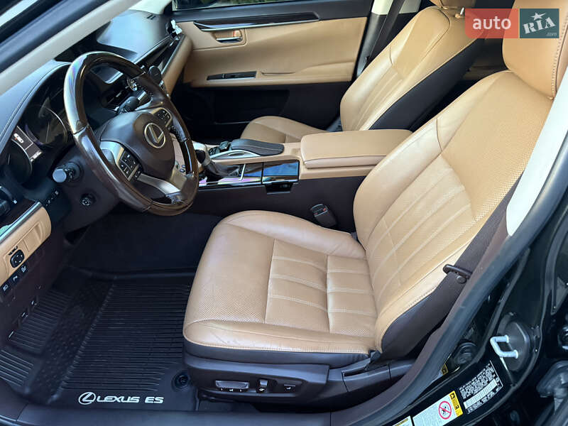 Седан Lexus ES 2016 в Львове