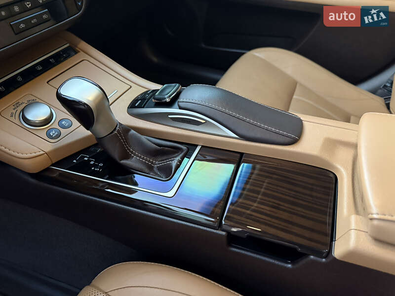 Седан Lexus ES 2016 в Львове