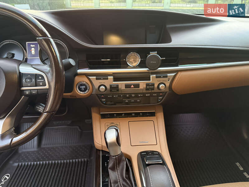 Седан Lexus ES 2016 в Львове