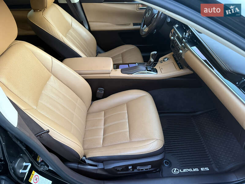 Седан Lexus ES 2016 в Львове