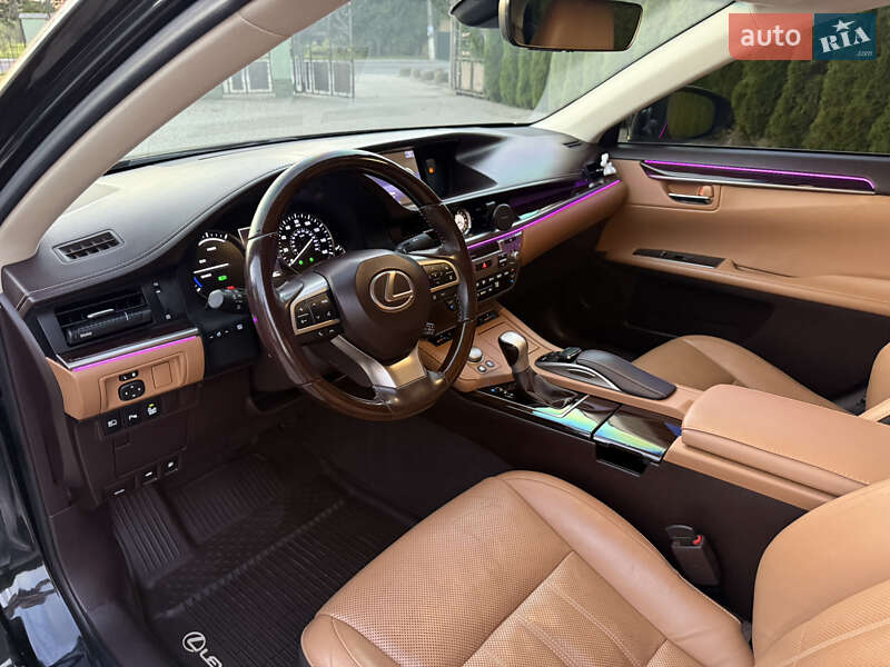 Седан Lexus ES 2016 в Львове