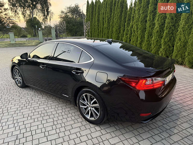 Седан Lexus ES 2016 в Львове