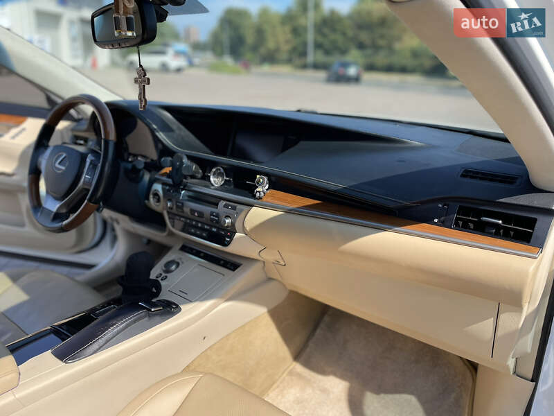 Седан Lexus ES 2013 в Тетиеве
