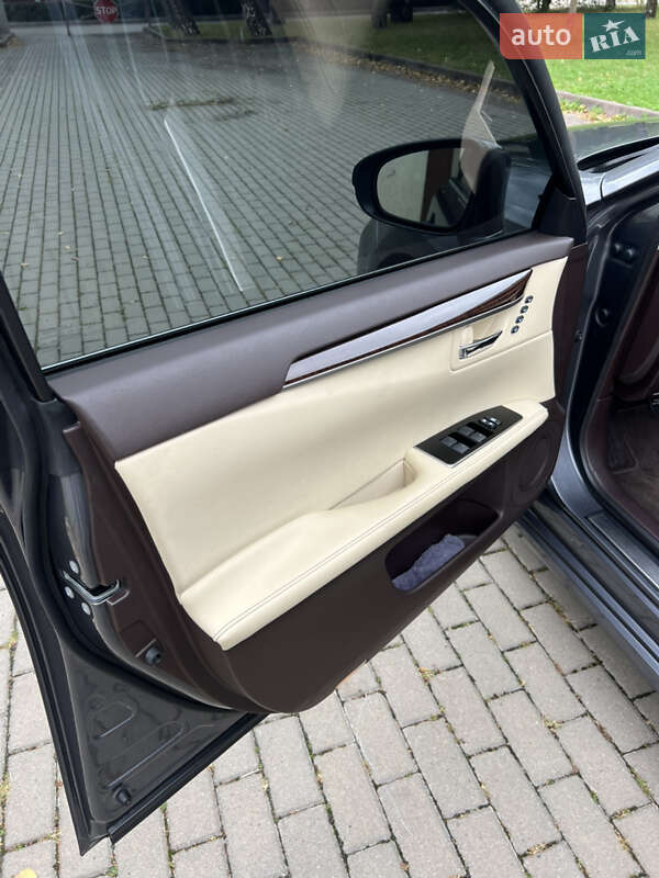 Седан Lexus ES 2016 в Рівному