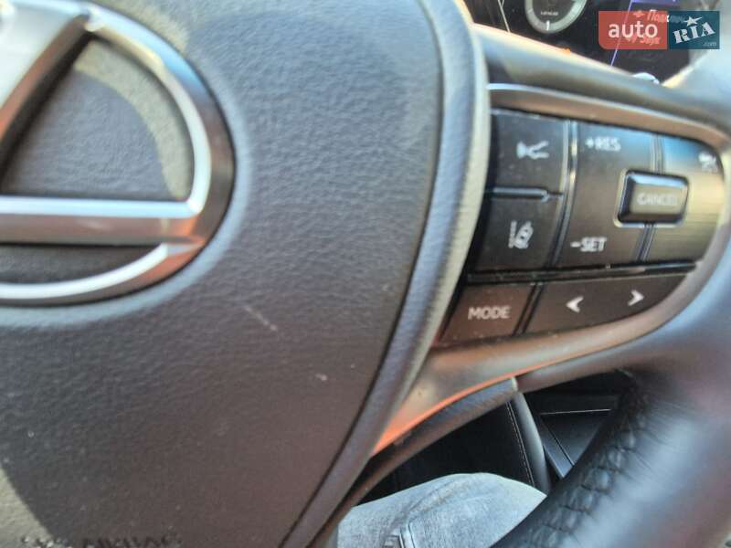 Седан Lexus ES 2021 в Чернигове