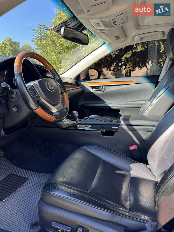 Седан Lexus ES 2014 в Киеве