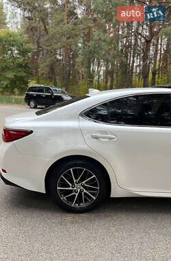 Седан Lexus ES 2015 в 