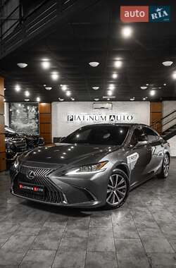 Седан Lexus ES 2019 в Ужгороді