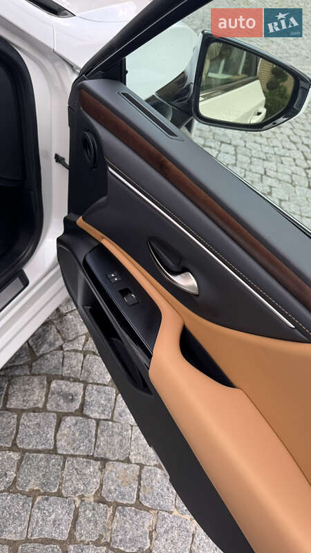 Седан Lexus ES 2024 в Первомайську