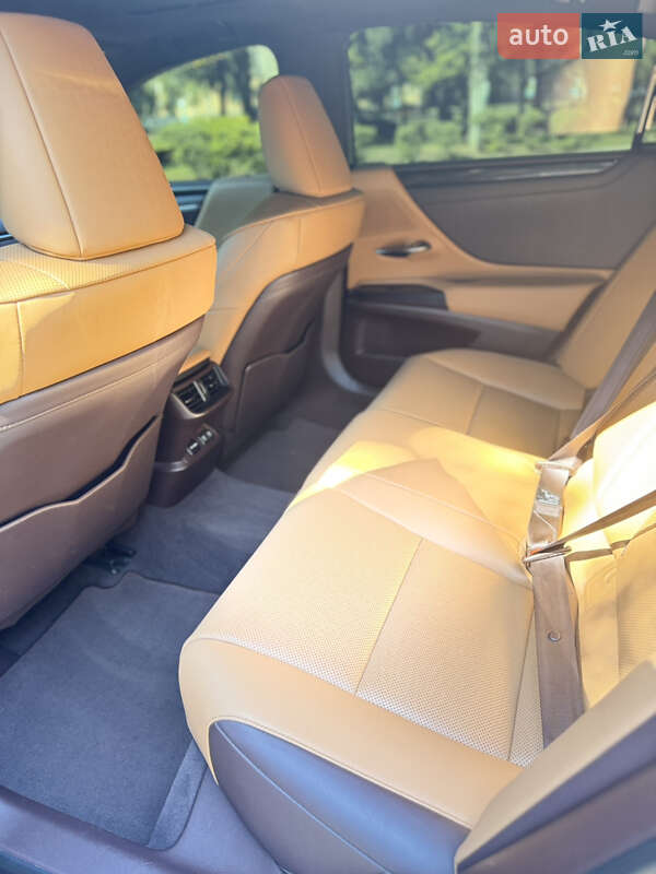 Седан Lexus ES 2018 в Першотравенську