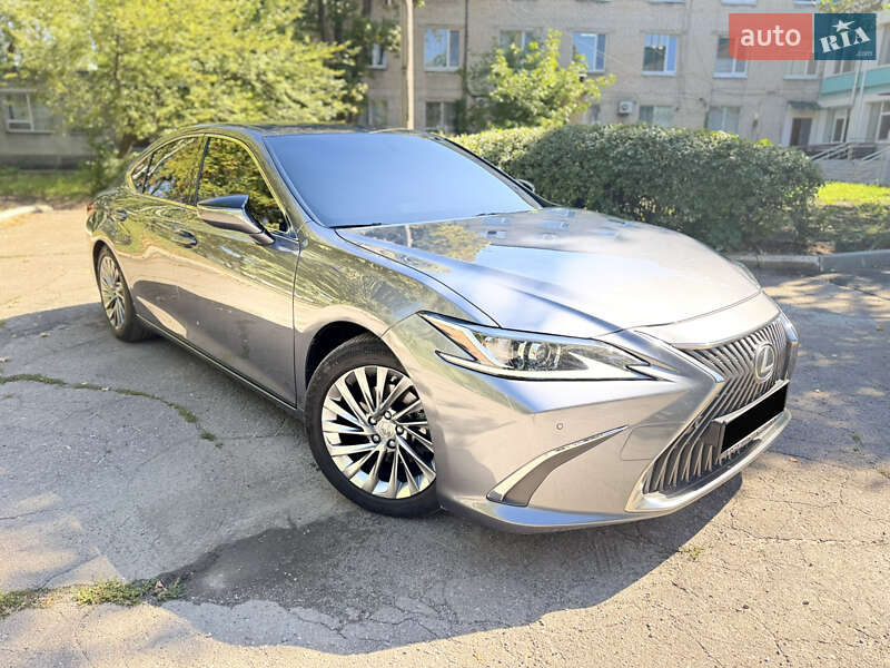Седан Lexus ES 2018 в Першотравенську
