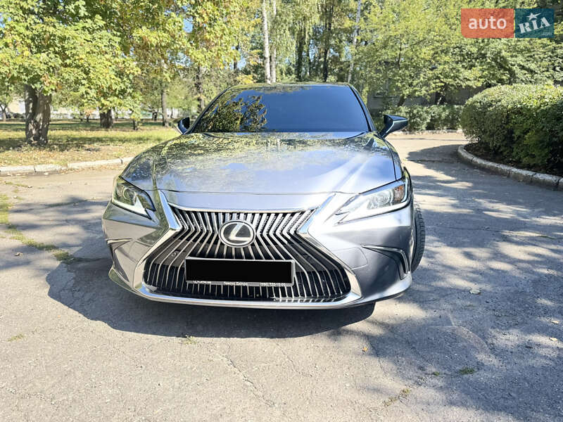 Седан Lexus ES 2018 в Першотравенську