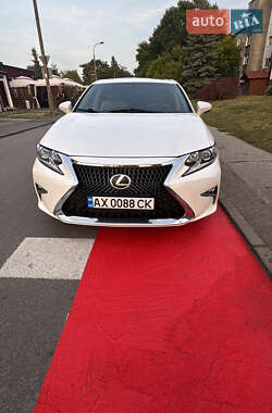 Седан Lexus ES 2016 в Ужгороді