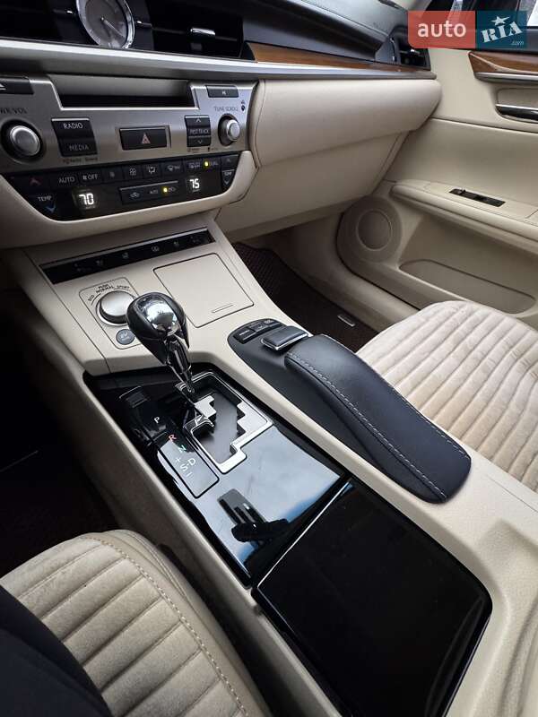 Седан Lexus ES 2014 в Киеве