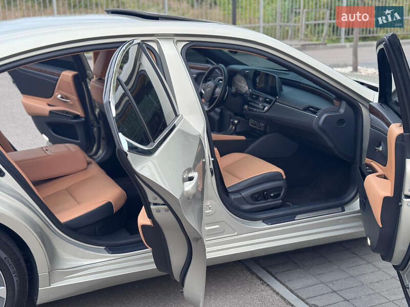 Седан Lexus ES 2021 в Киеве