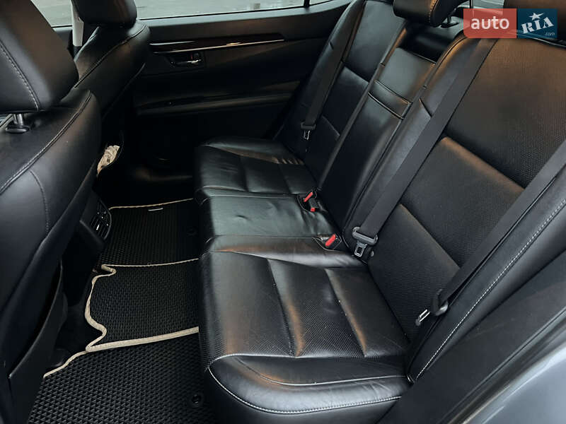 Седан Lexus ES 2014 в Черкасах