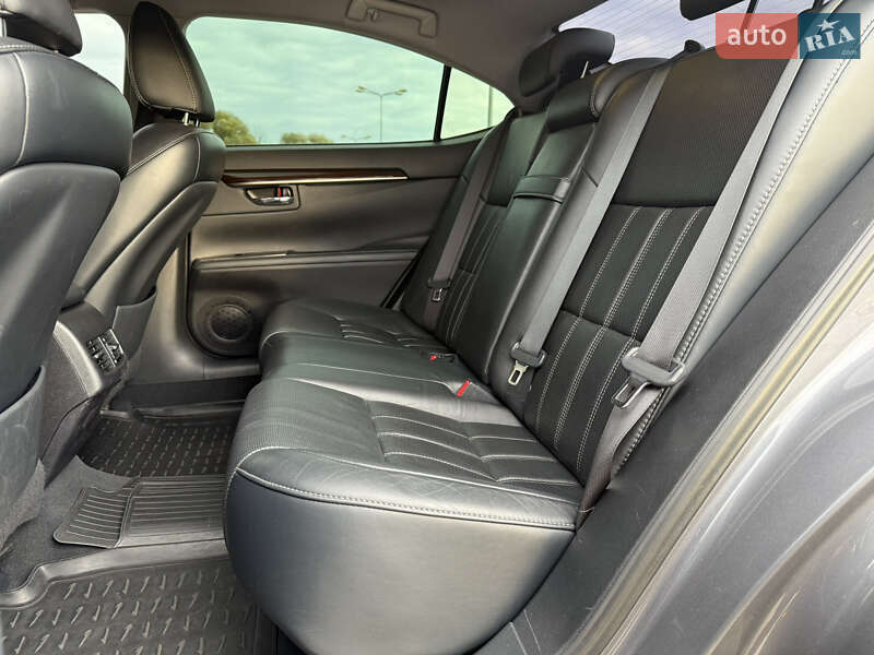 Седан Lexus ES 2016 в Дніпрі