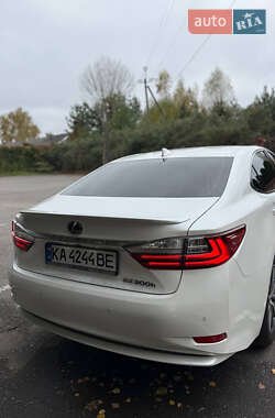 Седан Lexus ES 2017 в 
