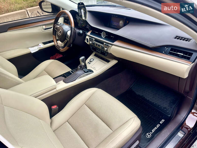 Седан Lexus ES 2015 в Киеве фото 28 Седан Lexus ES 2015 в Киеве
