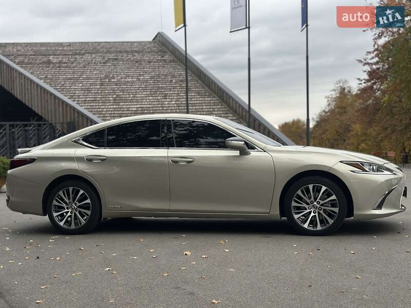 Седан Lexus ES 2020 в Киеве