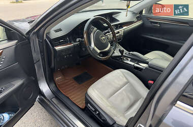 Седан Lexus ES 2014 в Звенигородці