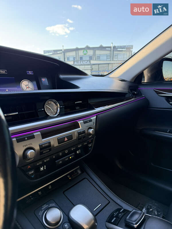 Седан Lexus ES 2015 в Черновцах