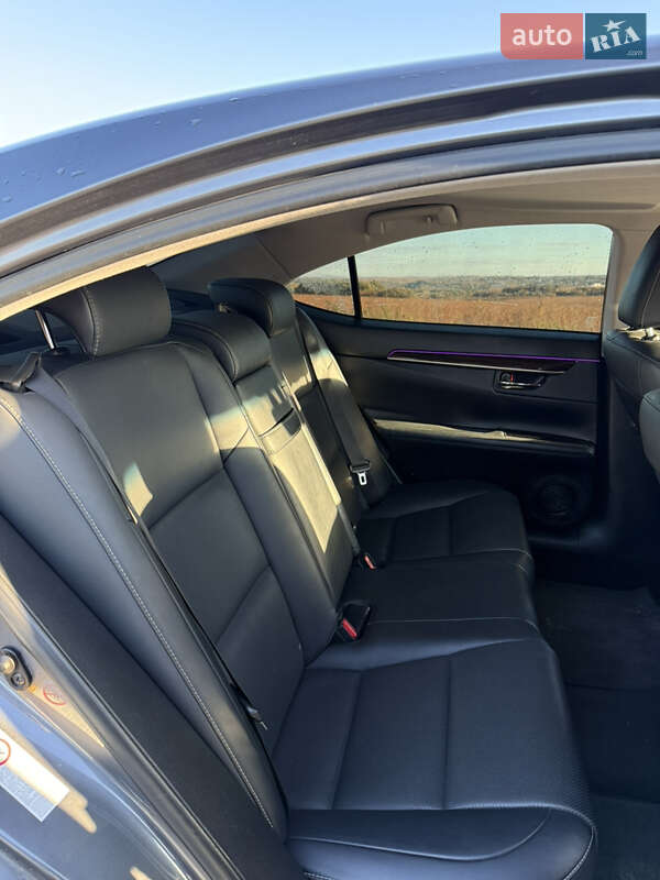 Седан Lexus ES 2015 в Черновцах