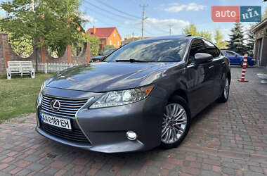 Седан Lexus ES 2015 в Киеве