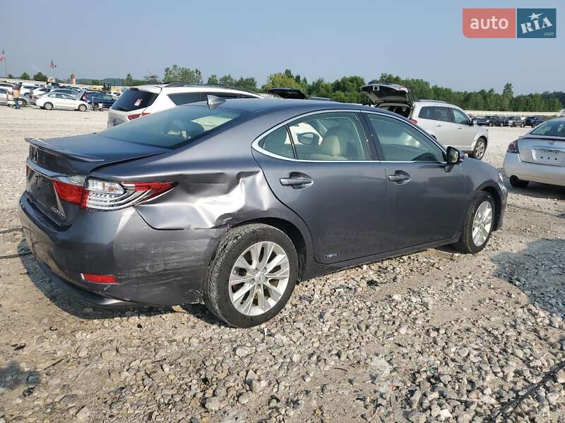 Седан Lexus ES 2015 в Львове