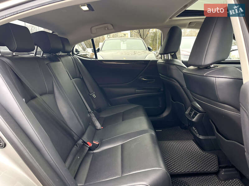 Седан Lexus ES 2020 в Киеве