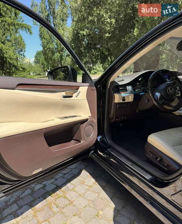 Седан Lexus ES 2016 в Виннице