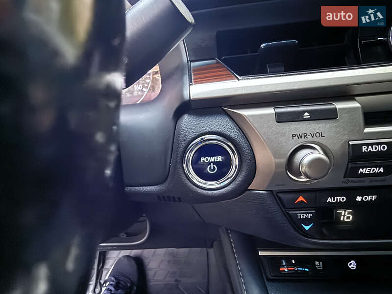 Седан Lexus ES 2016 в Одесі