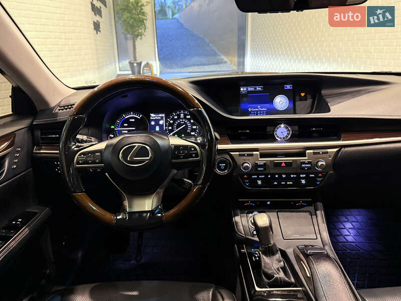 Седан Lexus ES 2016 в Одесі