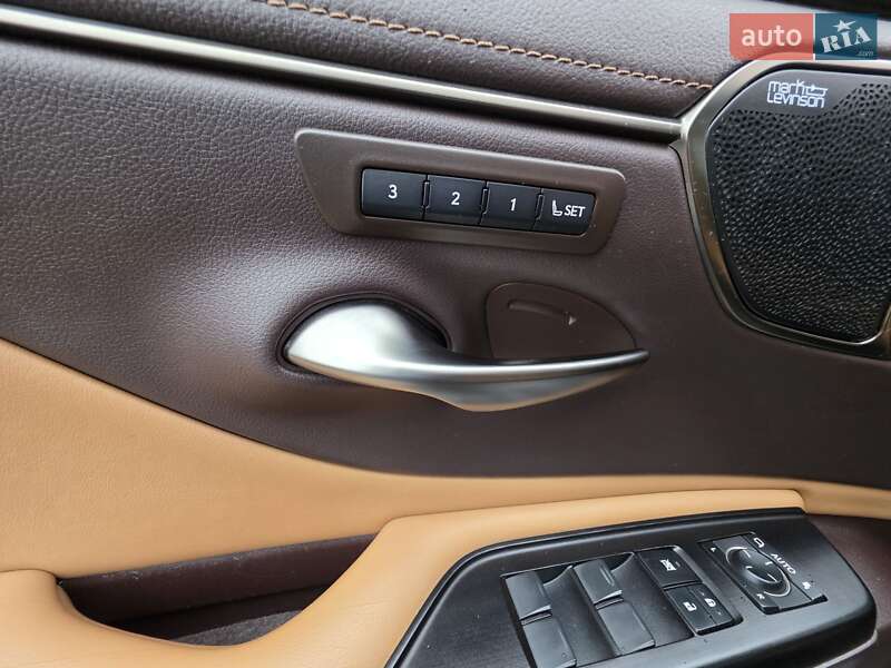 Седан Lexus ES 2018 в Рівному