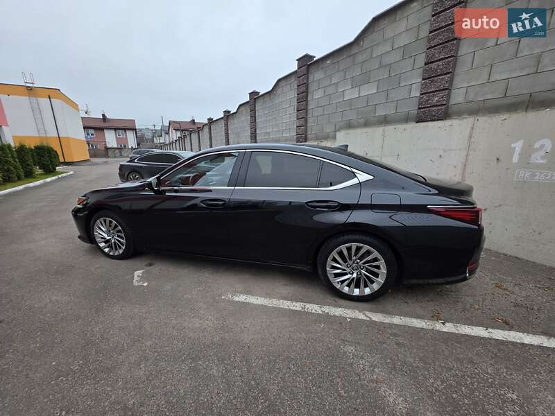 Седан Lexus ES 2018 в Рівному