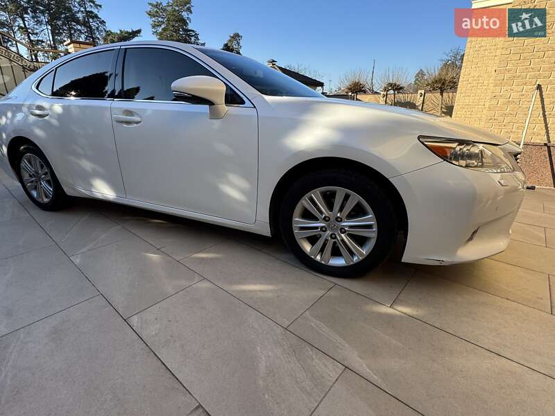 Седан Lexus ES 2015 в Киеве